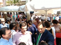 Encuentro con afiliados en el stand ferial.