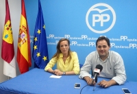 Carmen Navarro y Francisco Núñez, en la sede de Almansa.