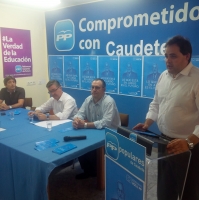 Reunión con concejales y simpatizantes del PP en Caudete.