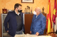 Manuel Serrano junto al alcalde de Montealegre del Castillo, Sinforiano Montes