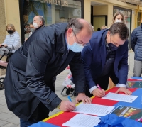 Manuel Serrano y el alcalde de Almansa, Javier Sánchez Roselló firman el escrito de apoyo a las Fuerzas y Cuerpos de Seguridad del Estado
