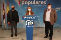 La diputada nacional Carmen Navarro durante la rueda de prensa ofrecida en Albacete junto a los senadores Antonio Serrano y Ramón Rodríguez