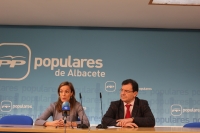 Carmen Navarro y Francisco Molinero, en la sede provincial del PP.