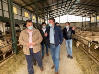 Manuel Serrano durante su visita a la Finca 'Pago Guijoso'