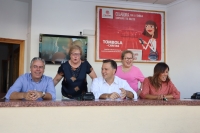 Manuel Serrano durante su visita a la Tómbola de Cáritas en la Feria