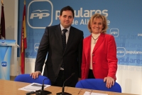 Francisco Núñez y Carmen Bayod en rueda de prensa.