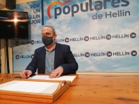 Francisco Vizcaíno, en la sede del PP de Hellín.