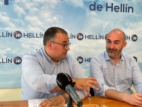 Bernardo Ortega, junto a Armentario López, en la sede del PP de Hellín.