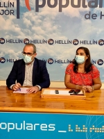 Francisco Vizcaíno y Margaret Fernández, en la sede del PP de Hellín.