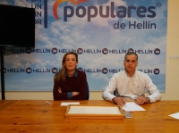 Carmen Navarro y Pedro García, en la sede del PP de Hellín.