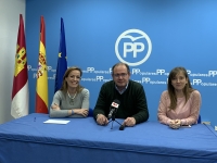 Carmen Navarro, junto a Javier Sánchez y Tania Andicoberry.