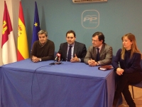 Rueda de prensa en la sede del PP de Almansa.