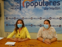 Carmen Navarro y Miriam García, en la sede del PP de Hellín.