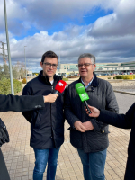 Longinos Mar&iacute; y Juan Antonio Moreno, junto al Hospital Comarcal de Almansa.