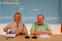Maravillas Falcón y Dimas Cuevas, en la sede provincial del PP.