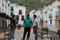 Antonio Serrano, portavoz del PP en la Diputación, durante una visita a Bogarra.