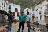 Antonio Serrano, en Bogarra, junto a miembros de la corporación de Bogarra.