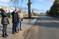 Antonio Martínez, junto a Francisco José Aguilar y María Luis Guerrero, en la AB-500, a la entrada de Aguas Nuevas.