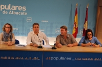 El alcalde de La Herrera, Pablo Escobar, junto a padres de alumnos.