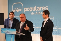 Vicente Tirado, junto a Francisco Núñez y Javier Cuenca, en rueda de prensa.