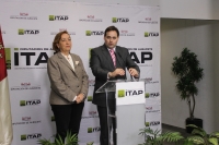 Francisco Núñez y la consejera de Agricultura, Marisa Soriano, durante un acto en la inauguración de la nueva sede del ITAP, en el Poligono de Campollano.