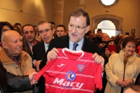 El presidente del Gobierno y del Partido Popular, con la camiseta del C.D. La Roda.