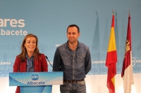 Carmen Navarro, junto a Fermín Gómez, en la sede provincial del PP.