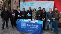 Mesa informativa del PP en la Calle Ancha de Albacete.