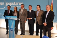 El ministro de Educación, en la sede provincial del PP, junto a los candidatos al Congreso y Senado, Carmen Navarro y Vicente Aroca; el alcalde, Javier Cuenca y el presidente del PP, Francisco Núñez.