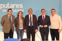 El secretario de Estado de Telecomunicaciones, Víctor Calvo-Sotelo, junto a Paco Núñez, Marcial Marín, Carmen Navarro y Vicente Aroca, en la sede provincial del PP.