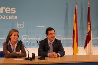 Carmen Navarro y Francisco Molinero, en la sede provincial.