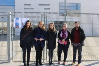 Carmen Navarro y Llanos Navarro, junto a miembros de Nuevas Generaciones, en las puertas del Centro de Salud zona 1 de Albacete.