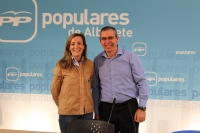 Carmen Navarro y Vicente Aroca, en la sede provincial del PP.