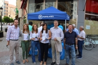 Mesa informativa del PP en la Plaza Mayor.