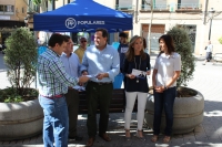 Mesa informativa del PP en la Plaza de la Constitución de Albacete.