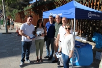 Mesa informativa del PP junto al Hospital General de Albacete.