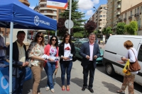Mesa informativa en la Avenida de Isabel la Católica.