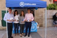 Mesa informativa del PP en el Mercado de Villacerrada.