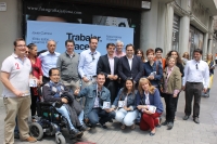 Francisco Núñez y la candidatura de Javier Cuenca, hoy en la mesa informativa instalada en el centro de Albacete.