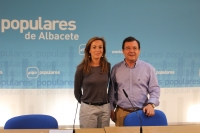 Carmen Navarro y Francisco Molinero, en la sede provincial del PP.