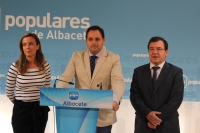Paco Núñez, junto a los diputados nacionales Carmen Navarro y Francisco Molinero, en la sede del PP de Albacete.