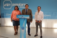 Francisco Núñez, junto a Cesárea Arnedo y Antonio Martínez en la rueda de prensa.