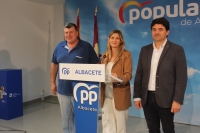 Carolina Agudo, junto a Antonio Serrano y Francisco Navarro, en la sede del PP de Albacete.