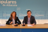 Carmen Navarro y Francisco Molinero, durante la rueda de prensa del proyecto de PGE 2017.