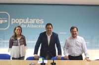 Núñez, junto a los parlamentarios Carmen Navarro y Francisco Molinero.