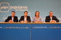 Núñez, junto a Carmen Navarro, Juan Antonio Moreno y Bernardo Ortega, en la sede provincial.