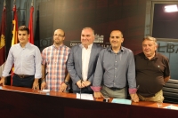 Constantino Berruga, junto a los representantes de Bogarra, Férez, Paterna del Madera y Ontur.