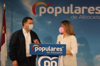 Manuel Serrano y Ana Guarinos, en la sede provincial del PP de Albacete.