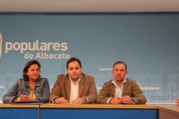 Francisco Núñez, junto a los diputados regionales Cesárea Arnedo y Antonio Martínez.