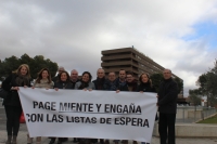Arnedo, junto a cargos públicos del PP, en las puertas del Hospital General de Albacete.